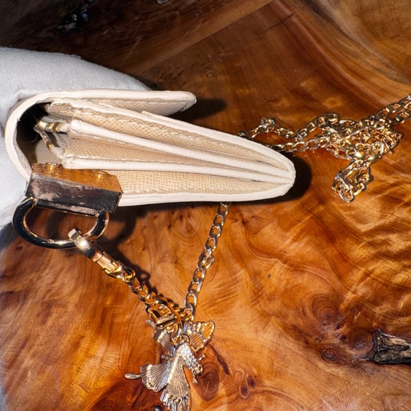 Louis Vuitton
2008 Damier Azur Pattern Sarah Wallet converted Crossbody - Picture 5 of 16